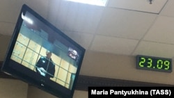 Նավալնին բանտից տեսակապով պատասխանում է քննիչի հարցերին, արխիվ,