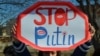 Жінка тримає плакат «Стоп Путін», Сімферополь, 3 березня 2014 р.
