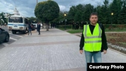 Журналист Дмитрий Тихонов 


2019 жылы маусымда президент сайлауы күні наразылық болған алаңда тұр. 
