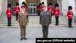 За словами генерала Ніколаса Картера (зліва), в рамках двостороннього співробітництва британські військові підготували понад 20 тисяч українських колег