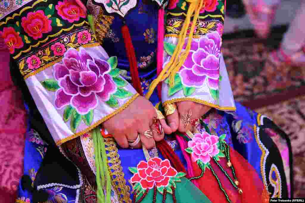 Перед смотринами на невесту надевают золото, которое было в приданном. При этом золотые изделия должны быть пяти видов &ndash; обязательно национальные кольца и серьги, а дальше - на усмотрение сторон - браслеты, цепочки, броши... На дунганских украшениях нередко изображается птица Феникс, как символ счастья и светлого будущего, а также плод граната, который символизирует благополучие и достаток.