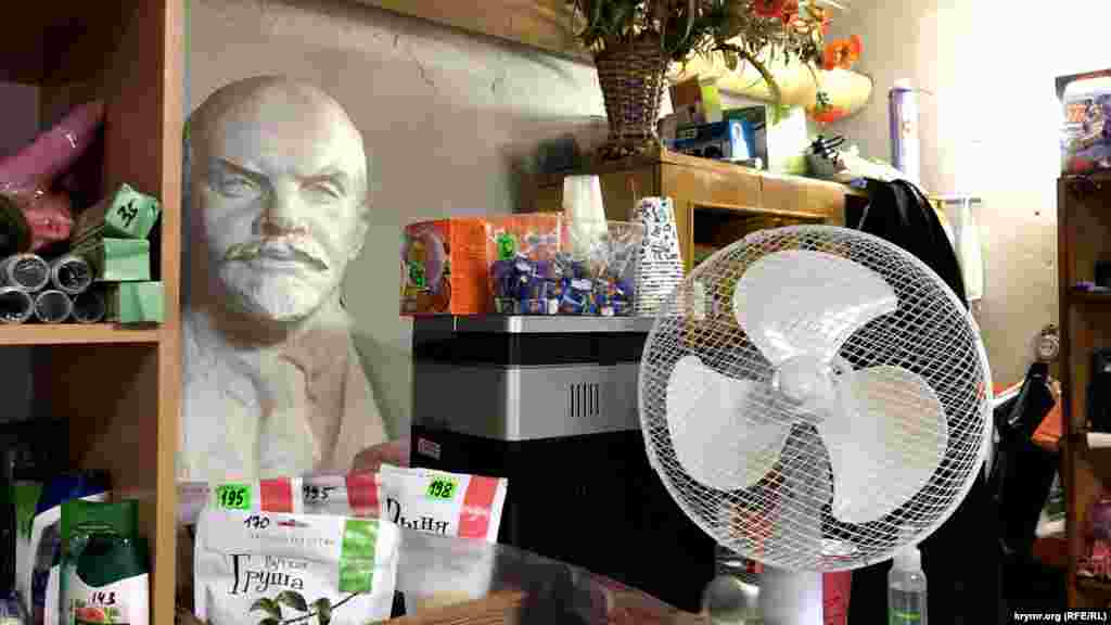 Зате є бюст Леніна