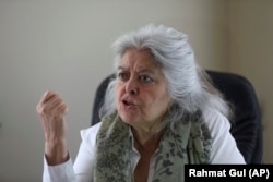 با وجود مشکلات فراوان که در برابر زنان در افغانستان وجود دارد٬ بانو سراج در کابل است و برای حقوق زنان کار می کند