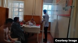 Аскерге чакырылгандарды медициналык кароодон өткөрүү учуру. Акыйкатчы институту тараткан сүрөт. 