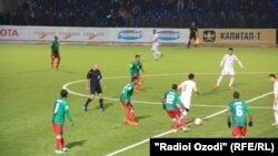 Бозӣ миёни дастаҳои мунтахаби футболи Тоҷикистон ва Бангладеш. Акс аз бойгонӣ.
