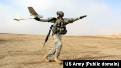 Американський солдат запускає безпілотник RQ11 Raven в Іраку