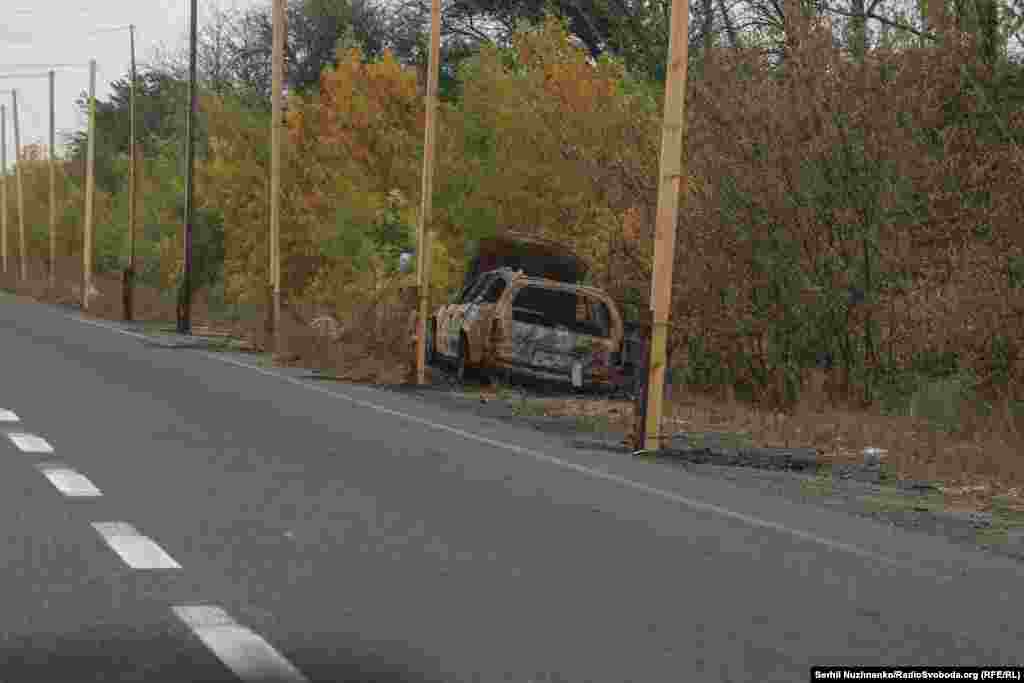 Спалене російським FPV авто на трасі Слов’янськ – Ізюм. Дорога має важливе логістичне значення: вона з’єднує Харківську та Донецьку області. На початку вересня армія РФ почала концентровано завдавати по ній ударів FPV-дронами, через що пересуватись тут стало вкрай небезпечно