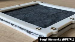 Фільтр складається з двох шарів, що проводять струм. А між ними знаходиться нанотканина