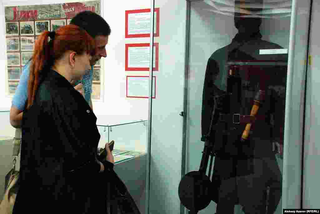 К 70-летию победы в Великой Отечественной войне организована выставка &laquo;Память сильнее времени&raquo; &ndash; фотоматериалы, документы, карты боевого пути дивизий из Казахстана, военная одежда, оружие участников войны. Посетители рассматривают обмундирование партизана времен войны.