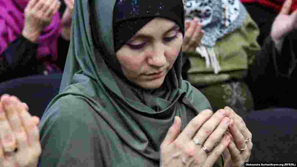 Mabuslarnıñ soy-aqrabası ve uquq qoruyıcılarnıñ çıqışlarından ğayrı, &quot;Qırım birdemligi&quot;niñ oturışlarında adet üzre dua da keçirile. Sürette - Liana - Aqmescit &quot;Hizb ut-Tahrir davası&quot;nıñ iştirakçisi Emil Cemadenovnıñ apayı. Onı ve daa beş qırımtatarnı 2016 senesi oktâbr 12-sinde tuttılar. Olarnıñ episini, Rusiyede yasaq etilgen &quot;Hizb ut-Tahrir&quot; teşkilâtınıñ azalığında qabaatlaylar.