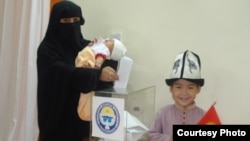 Пакистандагы кыргыз элчилигинде президенттик шайлоодо добуш берүү. 30.10.2011 (Сүрөттүн блогдун каармандарына байланышы жок - Азаттык)