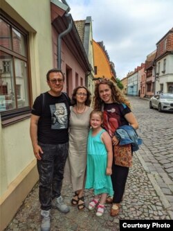 Сабіна Брыло ў Клайпедзе, зь сям’ёй перакладчыка Гінтараса Граяўскаса, ліпень 2021