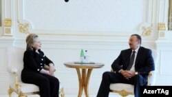 АКШнын мамлекеттик катчысы Хиллари Клинтон менен Азербайжандын лидери Илхам Алиев. 4-июль, Баку.
