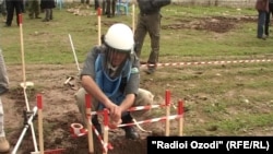 Тажик саперлеру айрым тилкелерди өз алдынча минадан арылткан. Сүрөт 2011-жылдын 5-апрелдинде тартылган.