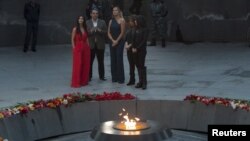 Американская телезвезда Ким Кардашьян (слева) с сестрами у памятника жертвам геноцида. Ереван,  10 апреля 2015 года.