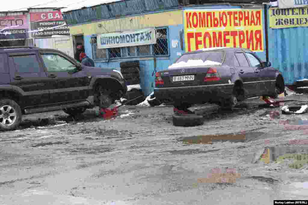 Поток желающих &quot;переобуть&quot; машины не иссякает, несмотря на грязь и слякоть.