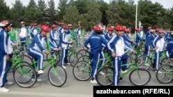 Aşgabat, 3-nji iýun. Welosipedçiler. 