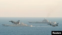 Истребители британских королевских ВВС сопровождают "Адмирала Кузнецова" и "Петра Великого" вблизи территориальных вод Великобритании