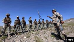 تعدادی از پولیس سرحدی افغانستان در حال اجرای وظیفه