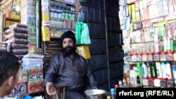 یک سیک افغان در دکانش در شهر کابل