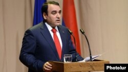 Հայաստանի Ազգային անվտանգության խորհրդի Секретарь Совета национальной безопасности Армении, лидер коалициионной партии «Оринац еркир» Артур Багдасарян.
