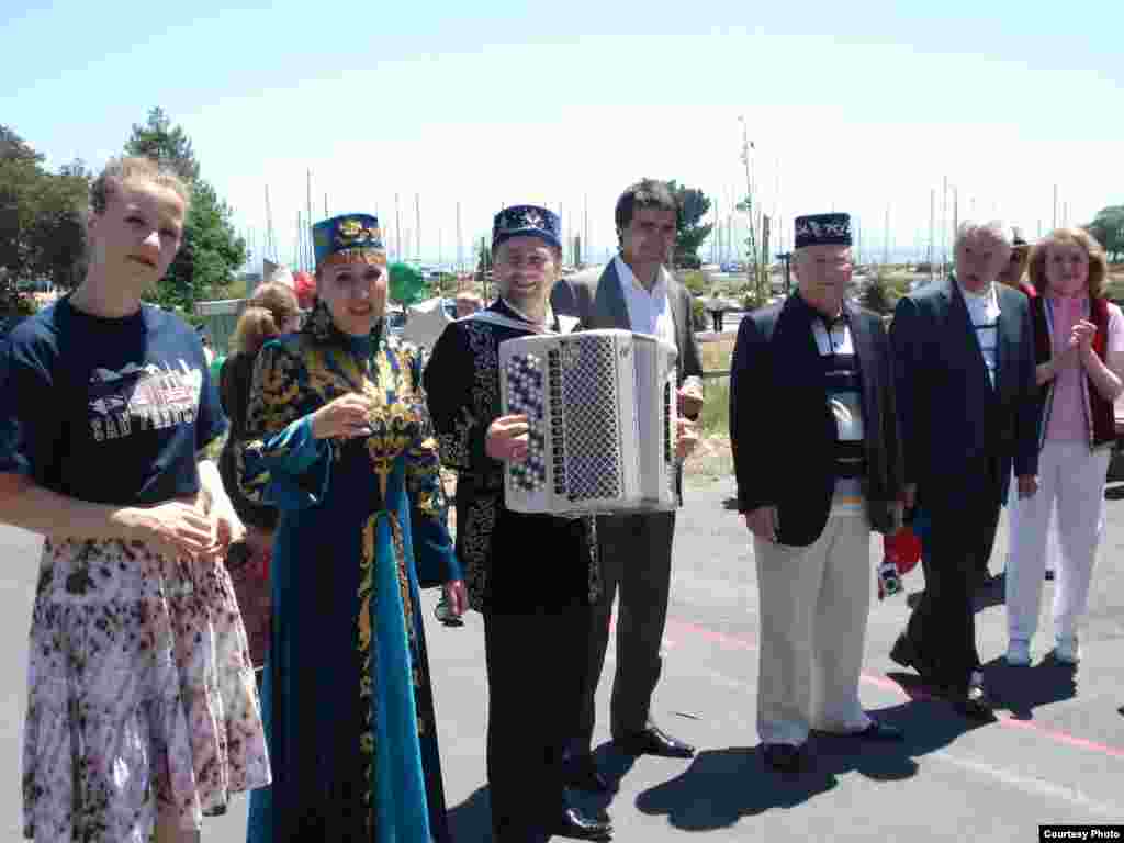 Сан-Франциско Сабан туенда катнашкан Казан кунаклары - Асия Корепанова, Гөлшат Имамиева, Ринат Вәлиев, Рөстәм Асаев, Рәзил Вәлиев, Ринат Закиров