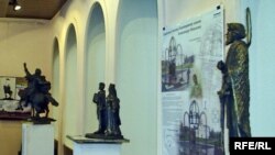 У выставачнай залі. 