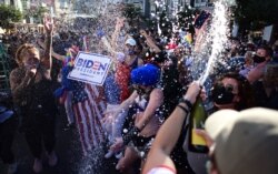 Байдендин тарапташтары анын жеңишин майрамдашууда.