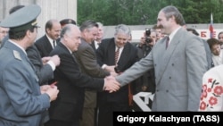 Цырымонія ліквідацыі мяжы паміж Беларусьсю і Расеяй. Расейскі прэм'ер Віктар Чарнамырдзін і прэзыдэнт Беларусі Аляксандар Лукашэнка, 26 траўня 1995