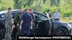 Құқық қорғау қызметкерлері экс-министр Роман Старовойттың көлігін тексеріп жатыр. Одинцово, Мәскеу облысы. 7 шілде, 2025 жыл. 
