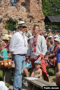 Президент Естонії Томас Хендрик Ілвес та Руслан Трочинський під час фольклорного фестивалю влітку Viljandi Folk music Fest. Під час виконання пісні «Вогонь запеклих не пече» Ілвес зняв капелюха