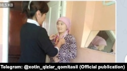 Сотрудница Комитета женщин Туракурганского района Наманганской области просит местную жительницу не носить платок в мусульманском стиле.