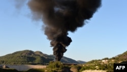 Облако дыма над горами в сирийской провинции Латакия.