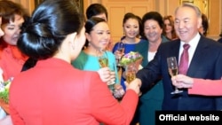 Президент Казахстан Нурсултан Назарбаев на встрече с женщинами -представительницами различных профессий, состоявшейся накануне женского дня. Астана, 7 марта 2013 года.