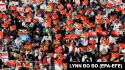 Бирмадагы хунтага каршы нааразылык жыйыны. Янгон шаары. 2021-жылдын 22-февралы.