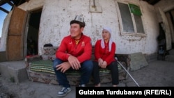 Арстанбек 32 жашта. Ал аялы Зулайка жана эки уулу менен Бишкектин четиндеги чакан үйдө күн кечирет.