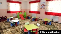 Алайдагы бала бакча. Иллюстрациялык сүрөт.