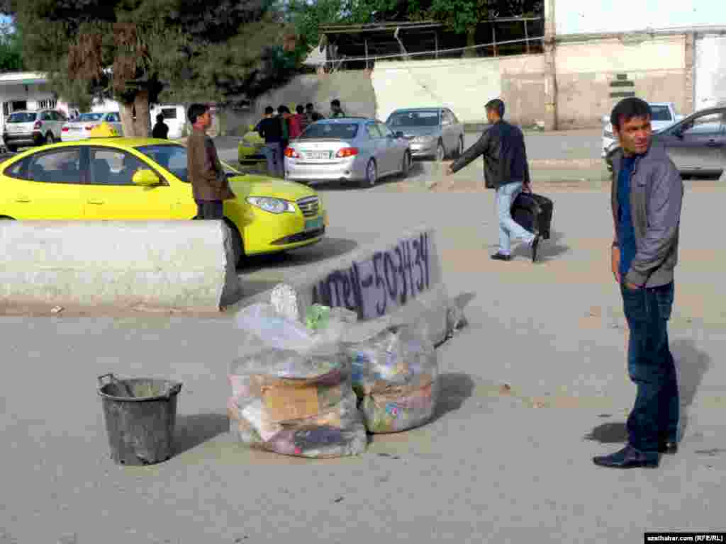 Aşgabatdaky &quot;Teke bazaryň&quot; awto duralgasynda üýşürilip goýulan zir-zibiller.