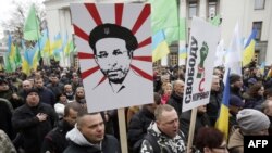 Прихильники політичної партії «Укроп» під час акції протесту проти затримання свого лідера Геннадія Корбана перед парламентом у Києві, 3 листопада 2015 року