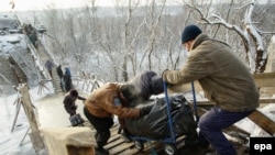 Люди на переправі на місці зруйнованого мосту через Сіверський Донець, грудень 2016 року