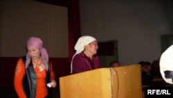 Бактияр Амиражановдн апасы жоголгон уулун таап берүү өтүнүчү менен Президент К. Бакиевге ыйлап кайрылган болчу.  