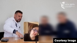 Независимая журналистка из Узбекистана Шахида Якуб и украинский журналист Владимир Золкин берут интервью у двух узбеков, которые воевали на стороне России в Украине и были взяты в плен. Скрин с видео