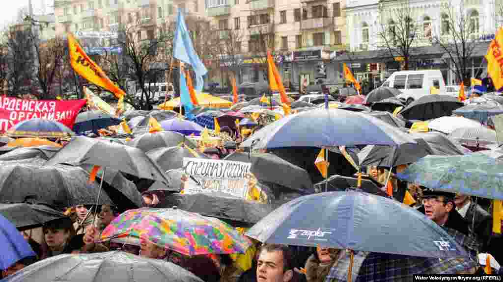 Piketçilerden birisi &quot;Rusiye spetsnazı, yoq ol!!!&quot; yazısını tuta.