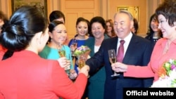Казак президенти Нурсултан Назарбаев ар кайсы кесипти аркалаган аялдарды куттуктап жатат. (архивдик сүрөт)