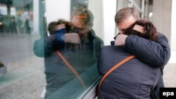 Ռուսական վթարված ինքնաթիռի ուղևորների հարազատները՝ Սանկտ Պետերբուրգի «Պուլկովո» օդանավակայանում, 31-ը հոկտեմբերի, 2015թ․ 