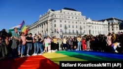 Перед будівлею парламенту в Будапешті 14 червня мітингували проти нових заборон