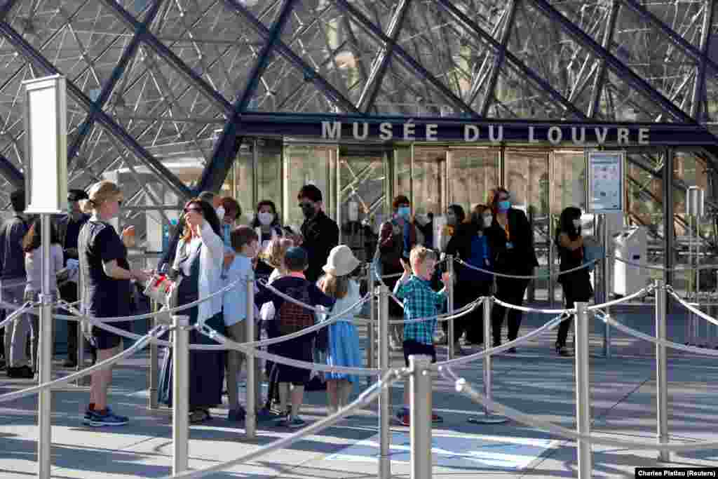 Увійти до Лувру можна лише у масці.&nbsp; До речі, адміністрація музею внесла пункт про обов&#39;язкову наявність маски на обличчі у систему онлайн-бронювання квитків