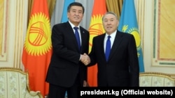 Президенты Кыргызстана и Казахстана Сооронбай Жээнбеков и Нурсултан Назарбаев. Астана, 25 декабря 2017 года.