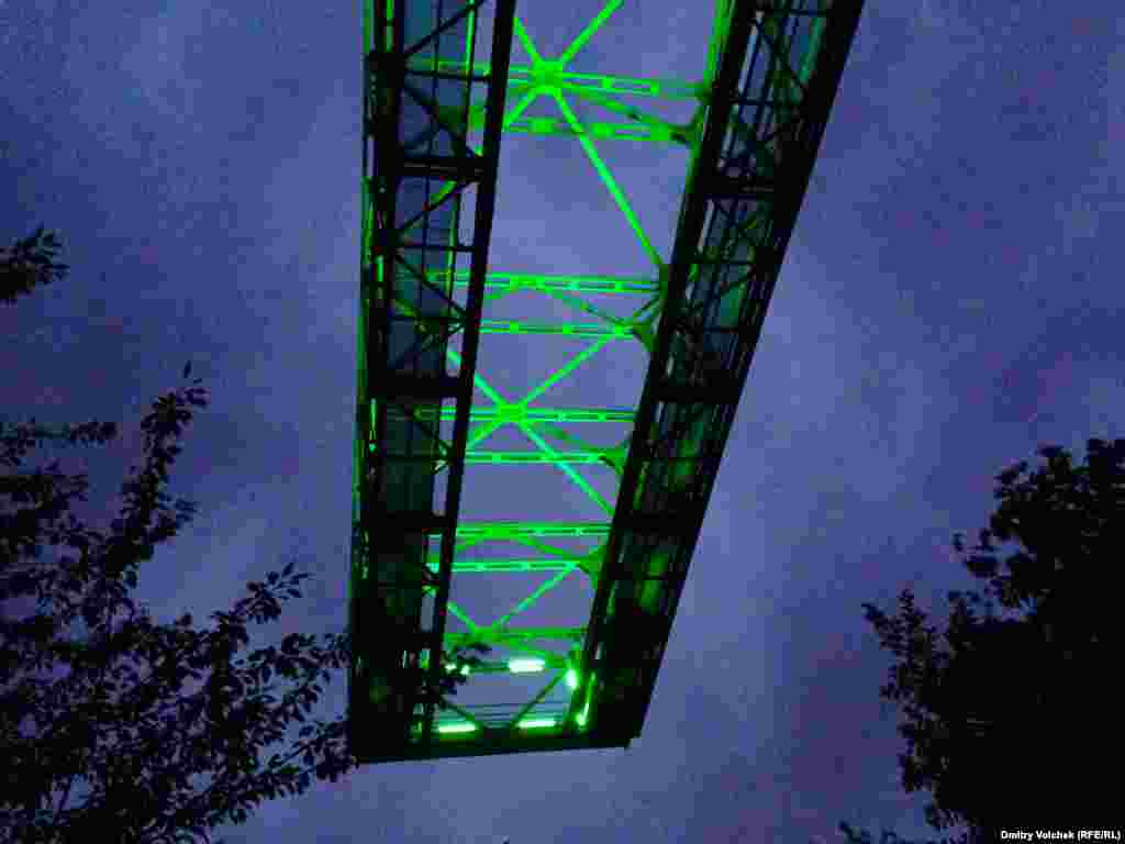 Ночью ландшафтный парк в Дуйсбурге сияет инфернальными огнями