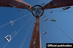 Бишкектин четиндеги "Ата-Бейит" мемориалдык комплексинде 1916-жылдагы кандуу окуялардын курмандыктарына арналган эстелик.